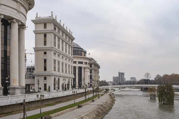 Veduta del fiume Vardar dal Ponte delle Civiltà . — Foto Stock