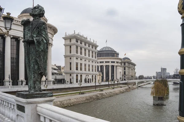 Medeniyetler Köprüsü'nden Vardar Nehri Manzarası.