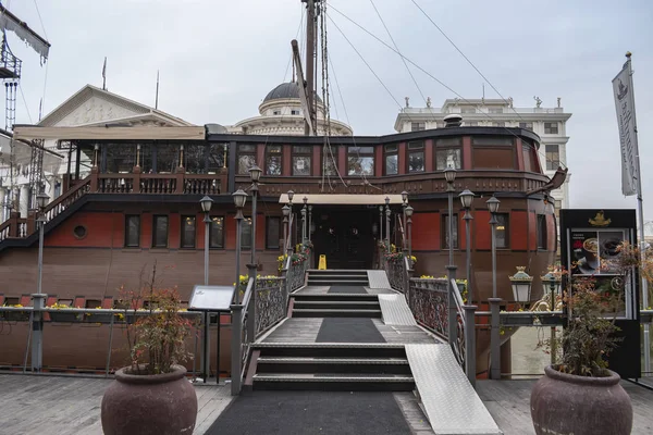 Сенигаллия Лодка используется в качестве бара ресторан в реке Вардар — стоковое фото