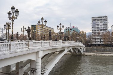 Vardar Nehri'ni geçen Sanat Köprüsü manzarası