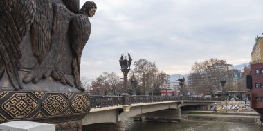 Vardar Nehri'ni geçen Özgürlük Köprüsü manzarası.