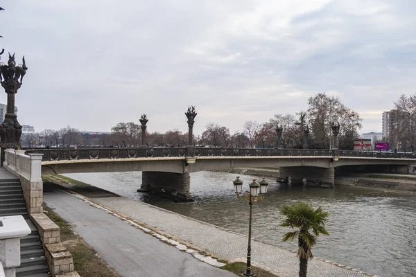 Veduta del Freedom Bridge che attraversa il fiume Vardar . — Foto Stock