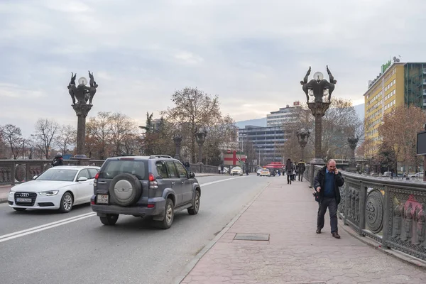 Вид на мост Свободы через реку Вардар . — стоковое фото