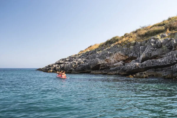 Himara kayalık kıyısında turist kayak.