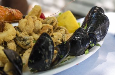 Kızarmış karışık deniz ürünleri yemek