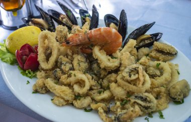 Kızarmış karışık deniz ürünleri yemek