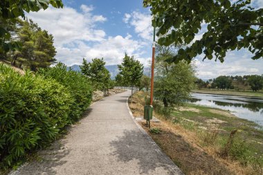 Viroi gölü boyunca uzanan Dar Sokak