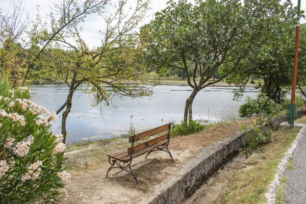 Empty wooden park bench overlooking Viroi lake. — Stock Photo, Image