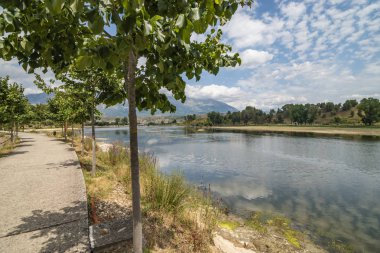 Viroi gölü boyunca uzanan Dar Sokak