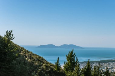 Vlora sahili ve Sazan adası görünümü
