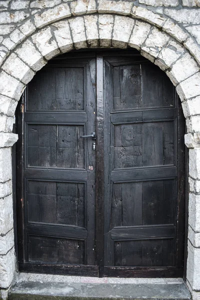 Η πύλη εισόδου ενός τυπικού παραδοσιακού σπιτιού του Μπεράτ — Φωτογραφία Αρχείου