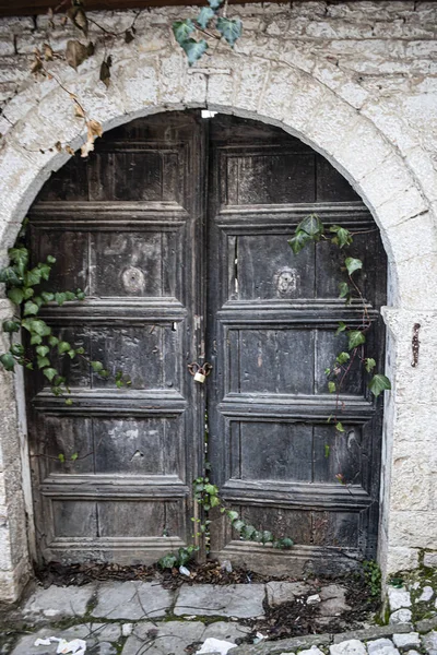 La porte d'entrée d'une maison traditionnelle typique de Berat — Photo