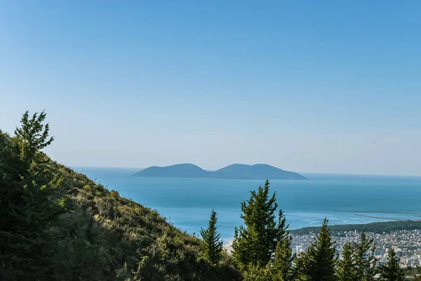 Vlora sahili ve Sazan adası görünümü