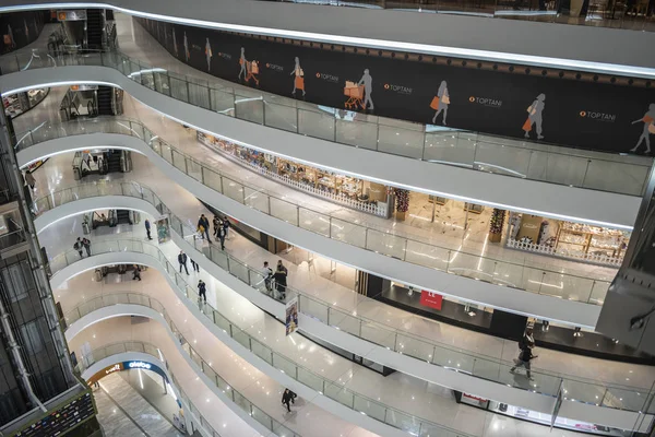 Toptani Alışveriş merkezi iç mekanları.