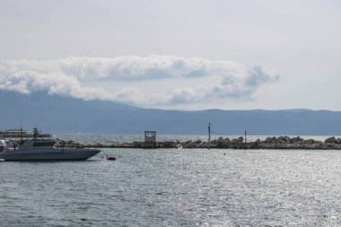 İtalyan Guardia di Finanza teknesi, Arnavut polisinin sularda suçlular ve uyuşturucu satıcılarından devriye gontmelerine yardım etmek için Arnavut polis limanına demirledi..