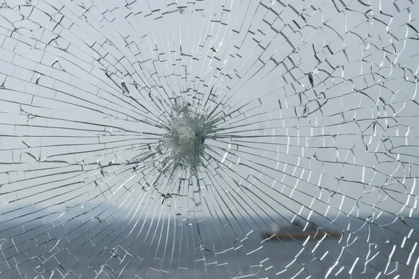 Arka planda deniz ile kırık cam