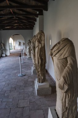 Apollonia Arkeoloji Müzesi içindeki antik heykeller.