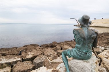 Vollga Waterfront Promenade'de balıkçı heykeli