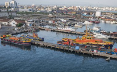 Küçük tekneler Durres Limanı'na demirledi.