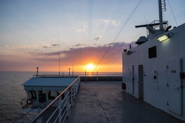 Durres limanından İtalya'nın Ancona limanına Adriyatik Denizi'nde yelken Ticaret Gemisi.