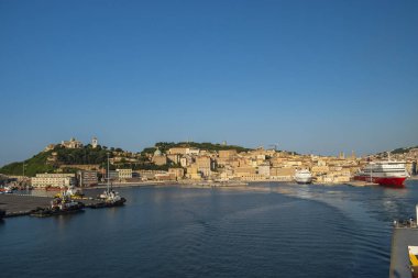 Ancona liman ve şehir manzarası görünümü.