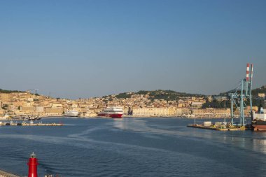 Ancona liman ve şehir manzarası görünümü.
