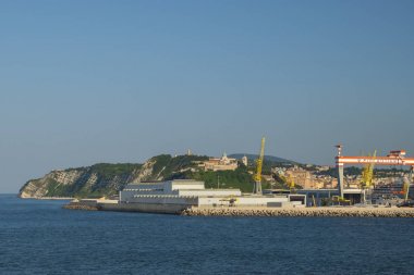 Fincantieri tersanesinin görünümü, bir gemi inşa ve onarım şirketi.