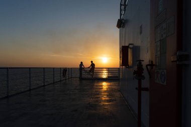 Ancona limanından Durres limanıarnavutluk'a Adriyatik Denizi'nde yelken Ticaret Gemisi.