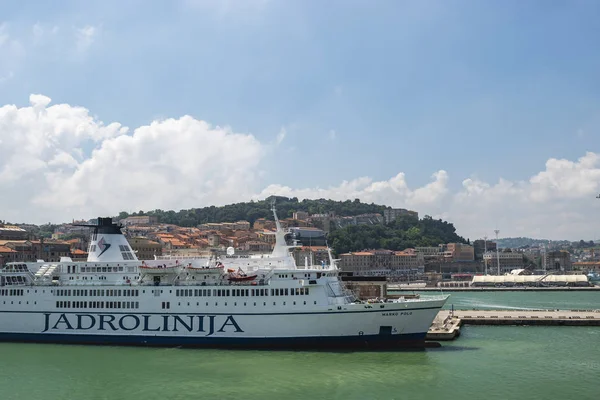 Liner Gemi Ancona Limanı'nda demirledi.