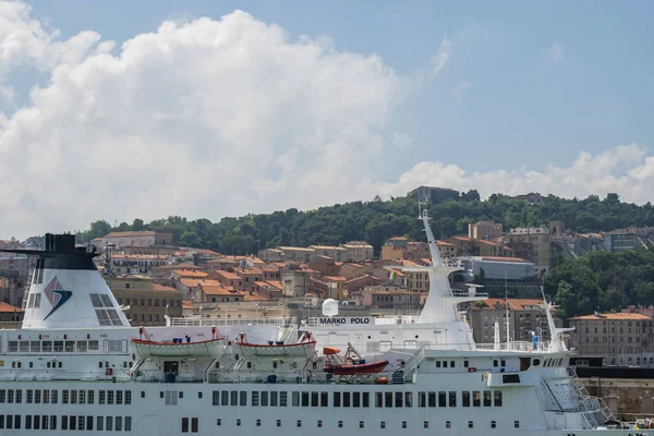 Liner Gemi Ancona Limanı'nda demirledi.