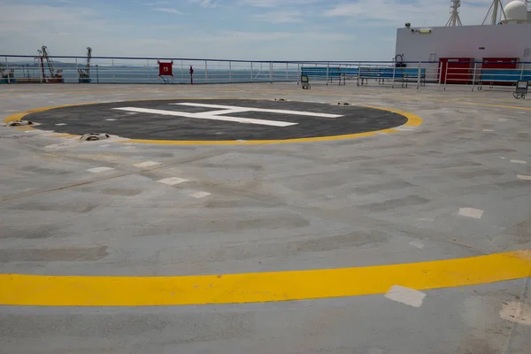 Helicopter pad of a ship. — Stock Photo, Image