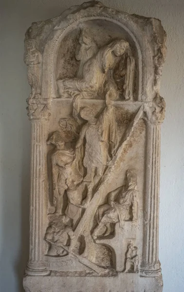 Hades'e İnişi Gösteren Antik Yunan Mezar Steli