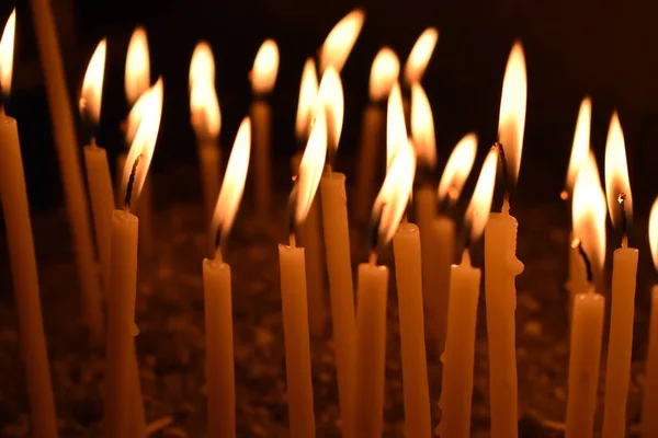 Kerzen brennen in einer Kirche — Stockfoto