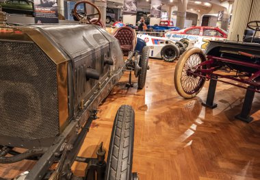 1906 Locomobile Old 16, 1908 yılında Vanderbilt Kupası 'nı kazanan ilk Amerikan otomobili..