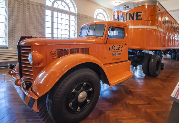 The 1952 Federal 45M truck tractor and the 1946 Fruehauf Semi-Trailer. — Stock Photo, Image