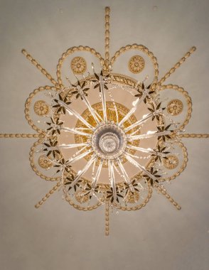 Tavandan sarkan kristal avize lambası