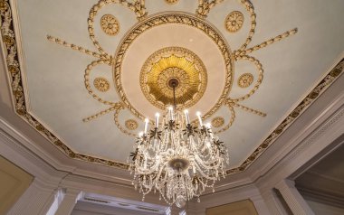 Tavandan sarkan kristal avize lambası