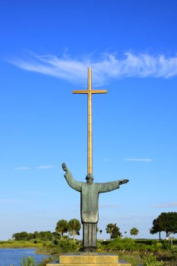 Büyük haç ve heykel Saint Augustine, Florida mavi gökyüzü altında