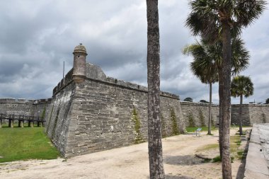 Mavi bulutlu gökyüzüne karşı antik bir kalenin görüntüsü. Florida mı? Castillo de San Marcos