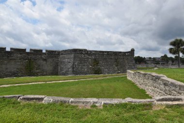 Mavi bulutlu gökyüzüne karşı antik bir kalenin görüntüsü. Florida mı? Castillo de San Marcos