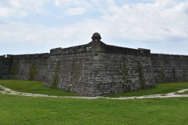 Mavi bulutlu gökyüzüne karşı antik bir kalenin görüntüsü. Florida mı? Castillo de San Marcos