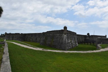 Mavi bulutlu gökyüzüne karşı antik bir kalenin görüntüsü. Florida mı? Castillo de San Marcos