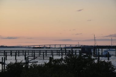 Bir yaz akşamı Florida 'da bir köprü ve rıhtımın üzerinde gün batımı