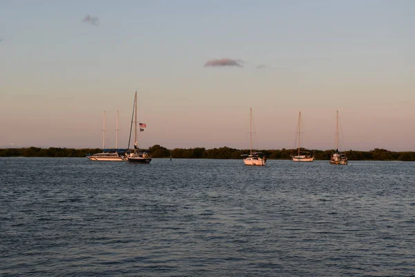 Zeilboten Baai Zonsondergang Met Een Roze Hemel — Stockfoto