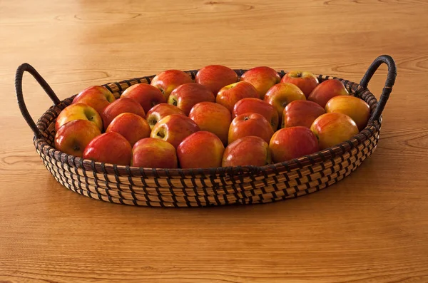 Einen Korb Mit Frisch Gepflückten Äpfeln — Stockfoto