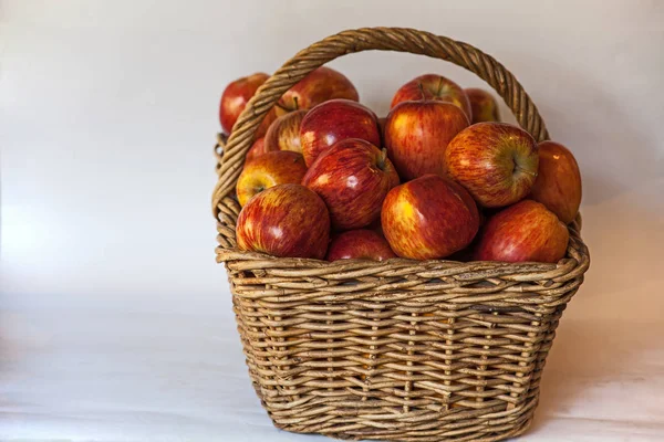 Imagen Naturaleza Muerta Una Cesta Mimbre Llena Grandes Manzanas Rojas —  Fotos de Stock