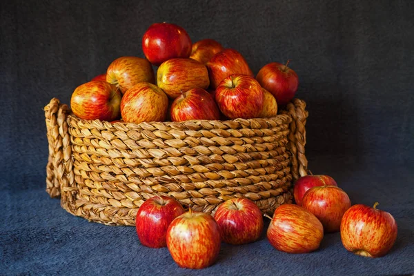 Stilllebenbild Eines Kleinen Graskorbs Gefüllt Mit Großen Roten Äpfeln Auf — Stockfoto