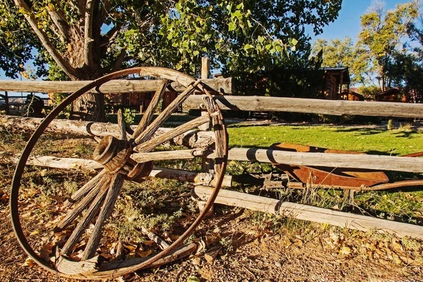 Stara Pogoda Pobity Rozpadające Koła Wagon Opierając Się Drewnianym Ogrodzeniu — Zdjęcie stockowe