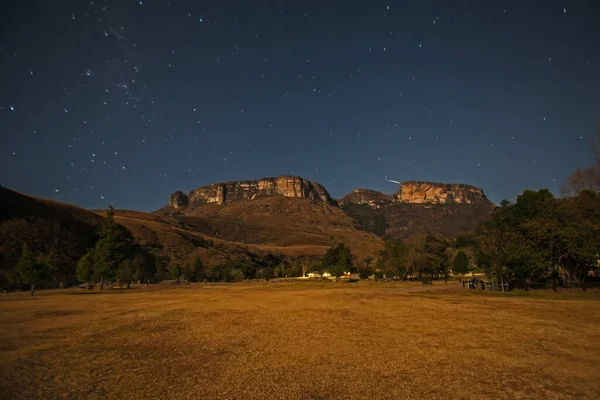 Nocne Niebo Nad Plowmanskop Kempingu Mahai Parku Narodowym Royal Natal — Zdjęcie stockowe