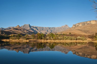 Kraliyet Natal Ulusal Parkı 'ndaki Drakensberg Gölü' ndeki Amphiteatre Formasyonu 'nun yansımaları. KwaZulu-Natal. Güney Afrika